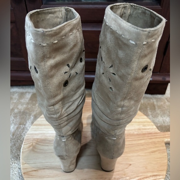 REPORT BEIGE SUEDE SLOUCHY DECORATIVE CUT OUT WEDGE BOOTS SIZE 7 - Picture 6 of 10